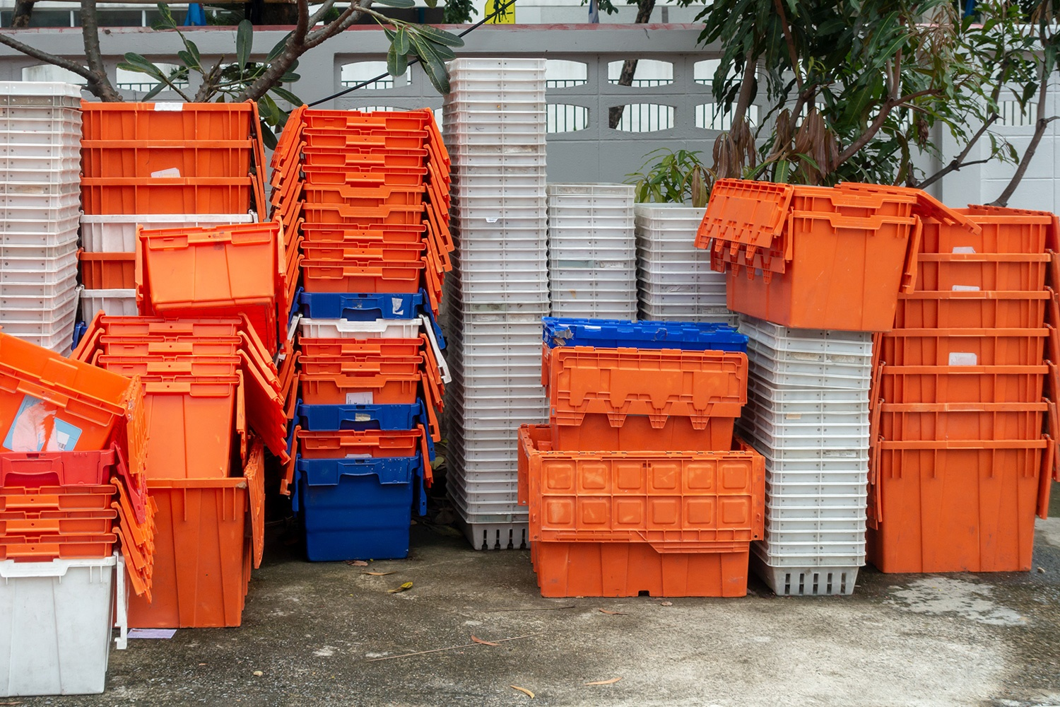 Konik Kapaklı Plastik Kasalar Depolamada Akıllı ve Pratik Çözümler